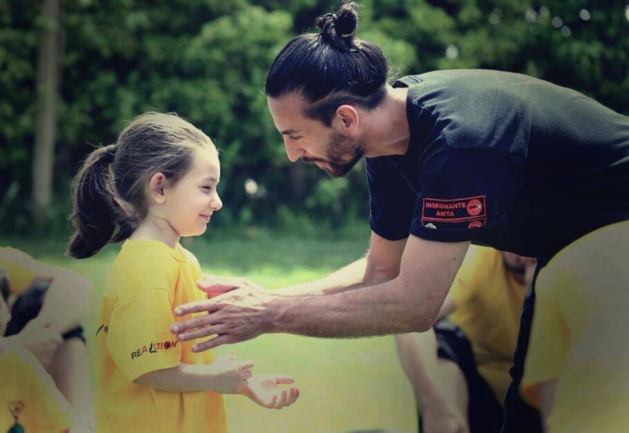 Copii practicând tehnici simple de Wing Tsun
