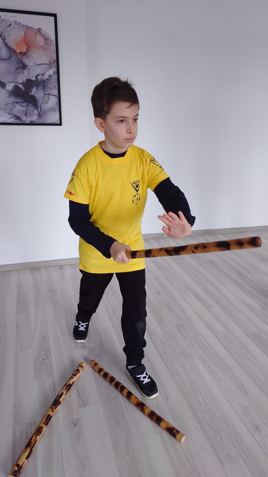 Cursanți exersând tehnici de Escrima cu bastonul
