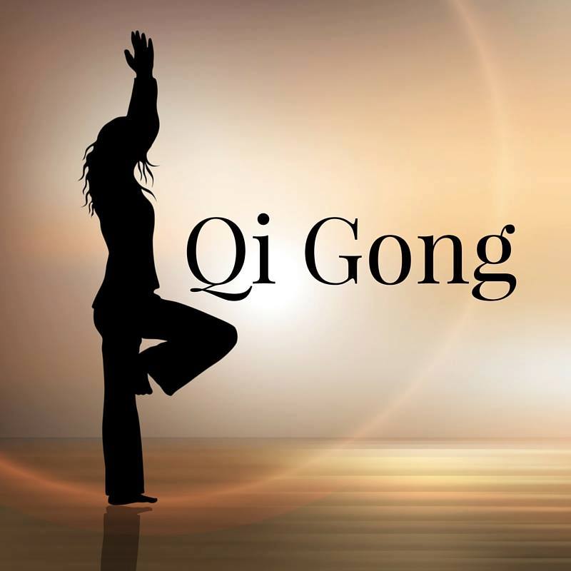 Grup de cursanți practicând exerciții de Qi Gong