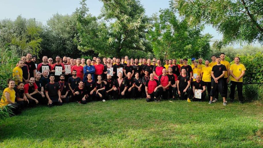 Grup de participanți la un seminar intensiv de autoapărare