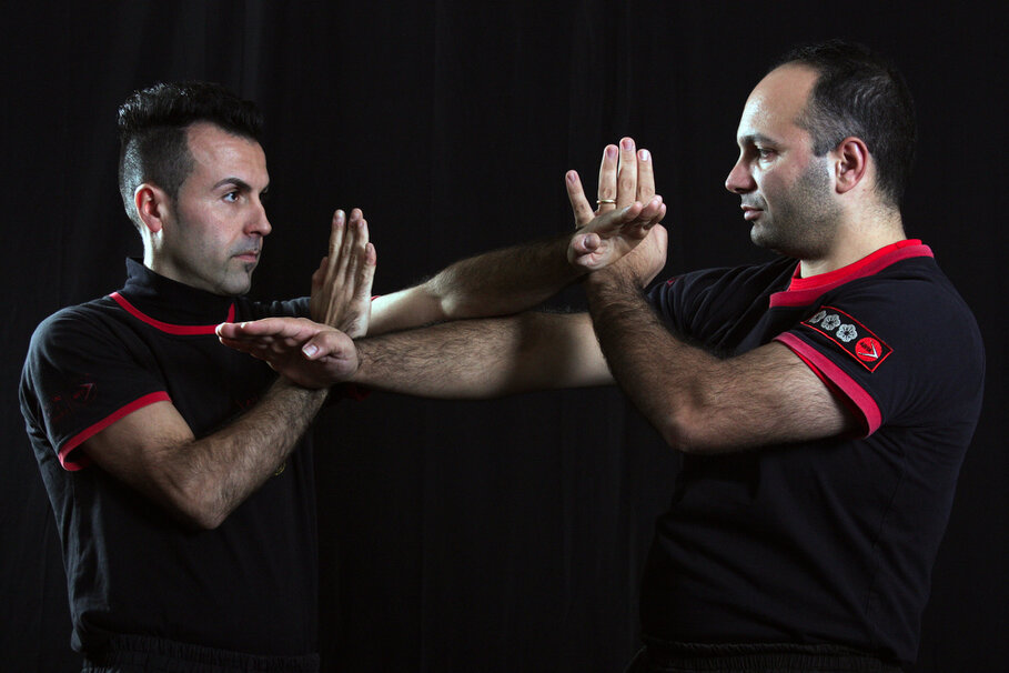Instructor de arte marțiale ghidând un grup de cursanți